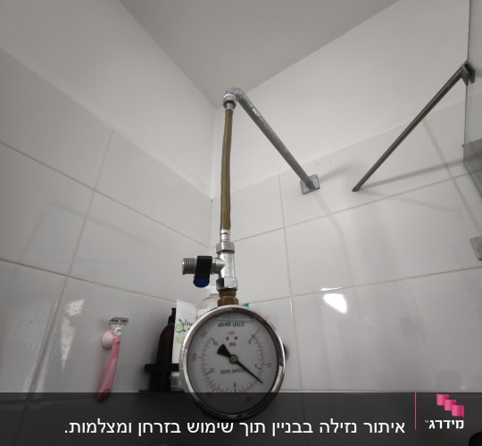 מד לחץ מים בחדר אמבטיה עם מוצרים